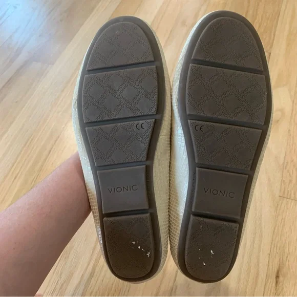 Vionic Larrun Women's Ivory Snake Pattern
Orthotic Slip on Loafers Size 8.5 - Picture 6 of 8